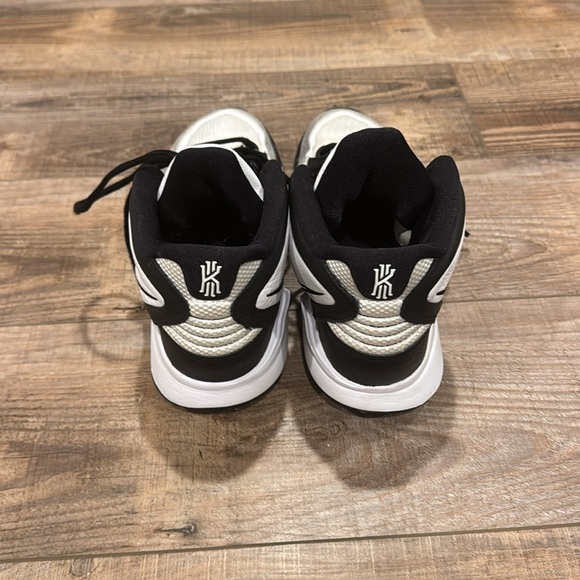 Nike Kyrie Basketball Shoes Black and White Mens Size 10.5 - Picture 5 of 7
